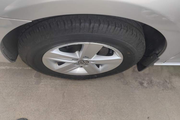 Used Volkswagen Bora 2014 1.6L Automatic Fashion Model Left Front Wheel Hub