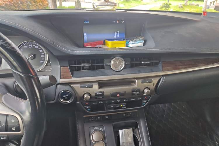 Used Lexus ES 2015 300h Luxury Edition Audio And AC Panel