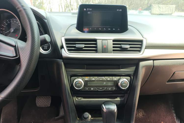 Used Mazda 3 Axela 2019 Cloud-Controlled Sedan 1.5L Automatic Luxury Model China VI Standard Audio And AC Panel