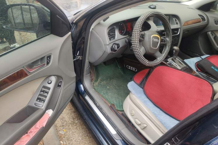 Used Audi A4L 2012 2.0 TFSI automatic Comfort trim level Driver Seat