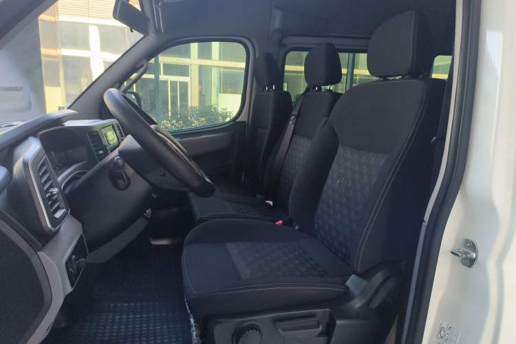 Used SAIC MAXUS Xintu V80 2024 Aoyuntong 6MT Short-Wheelbase Mid-Roof Model 147 Ps 5/6 Seats
