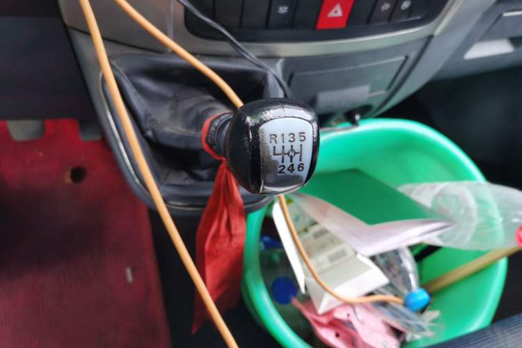 Used Dongfeng Yufeng 2021 2.0T Power King Front-Drive Logistics Vehicle Long Wheelbase Mid-Roof Design 6–9 Seats China VI Emission Standard ZD20 Gear Lever