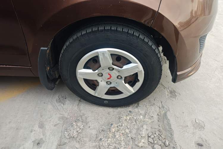 Used Wuling Hongguang 2014 1.5L S Standard Version Right Front Wheel Hub