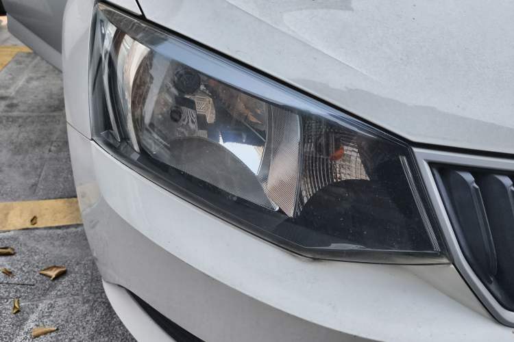 Used Skoda Fabia 2015 1.4L Manual Front-Wheel Drive Model Right Front Headlight