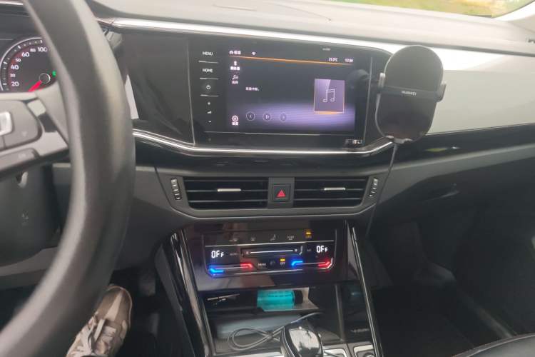 Used Volkswagen Tayron 2020 280TSI Two-Wheel Drive Luxury Connect Edition Audio And AC Panel