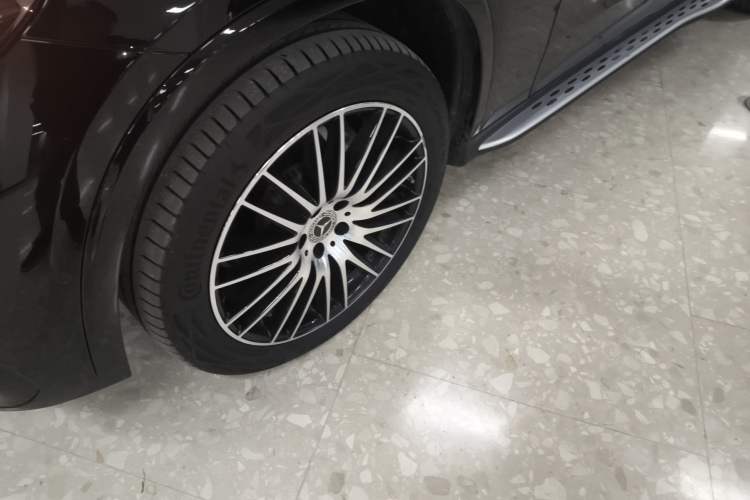 Used Mercedes-Benz GLC 2023 Facelifted GLC 300 L 4MATIC Luxury Version 5 Seats Left Front Wheel Hub