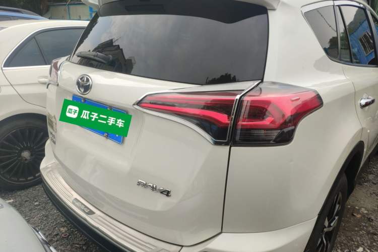 Used Toyota RAV4 2016 2.0L CVT Two-Wheel Drive Fashion Edition China V Standard
