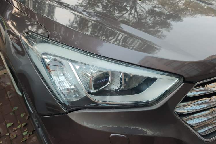 Used Hyundai Grand SantaFe 2013 3.0L 7-seat 4x4 Brown Interior Flagship Edition Right Front Headlight