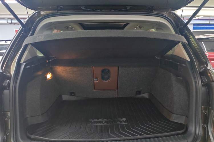 Used Volkswagen Tiguan 2015 1.8TSI Automatic All-Wheel-Drive Luxury Model Trunk