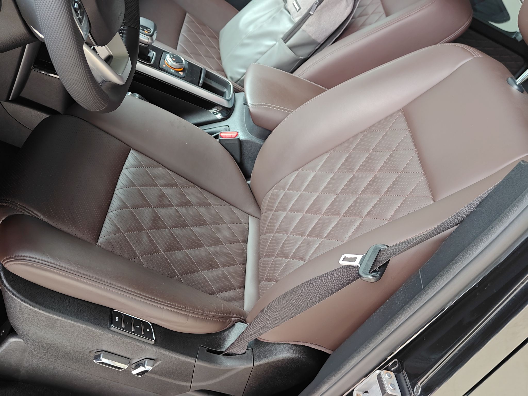 المقاعد الأمامية داخل السيارة