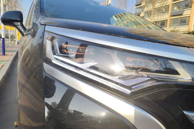 Used Denza D9 2023 DM-i 945 Business Edition Right Front Headlight