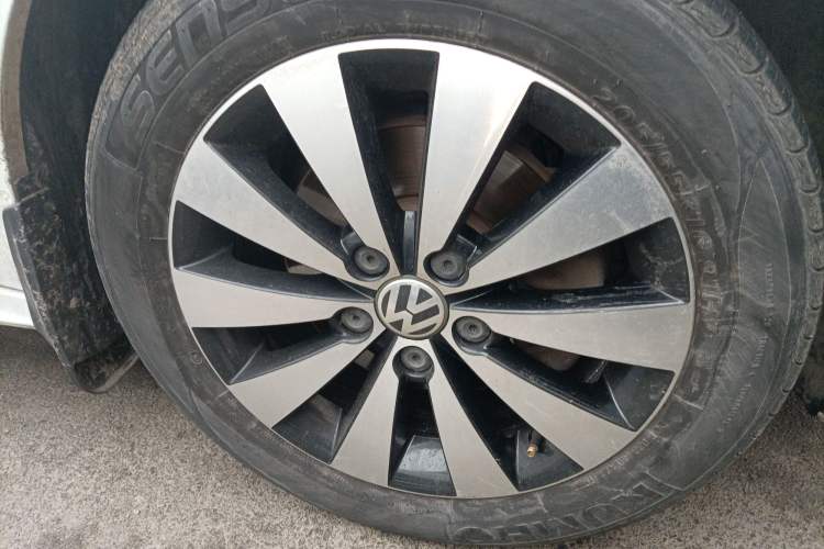 Used Volkswagen Sagitar 2018 180TSI DSG Prestige Edition Right Front Wheel Hub