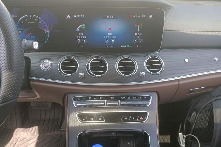 Used Mercedes-Benz E-Class New Energy 2022 Restyled E 350 e L Plug-in Hybrid Sports Sedan Audio And AC Panel