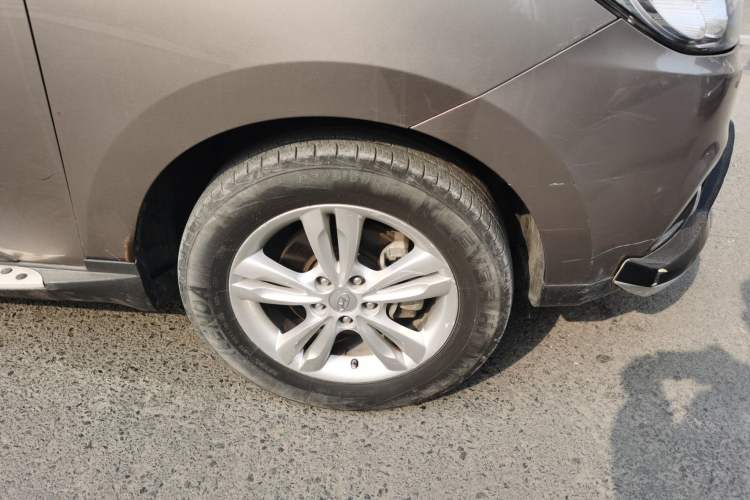 Used Hyundai ix35 2012 2.0L Automatic Two-Wheel Drive Elite Edition GLS Right Front Wheel Hub