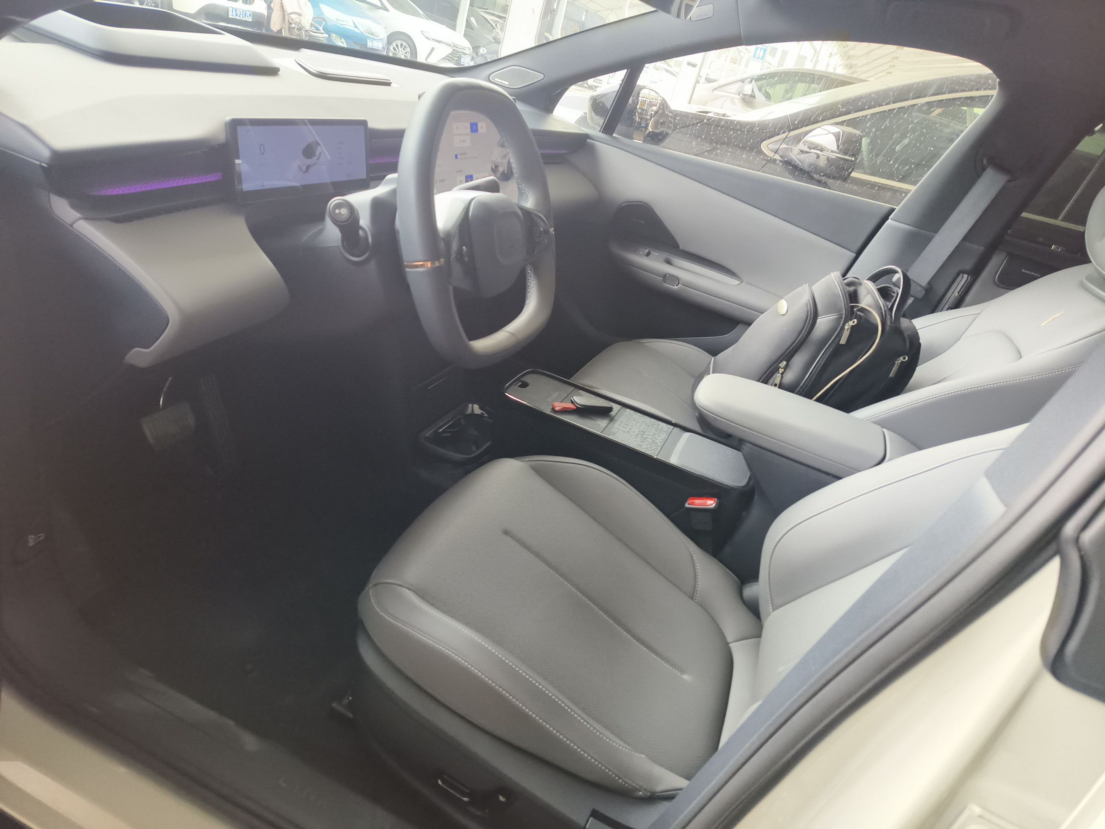 المقاعد الأمامية داخل السيارة