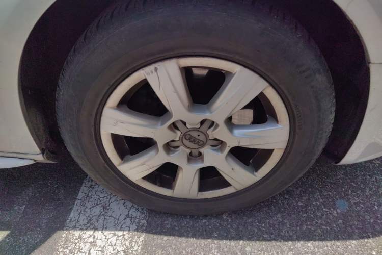 Used Audi A4L 2012 2.0 TFSI automatic standard version Right Front Wheel Hub