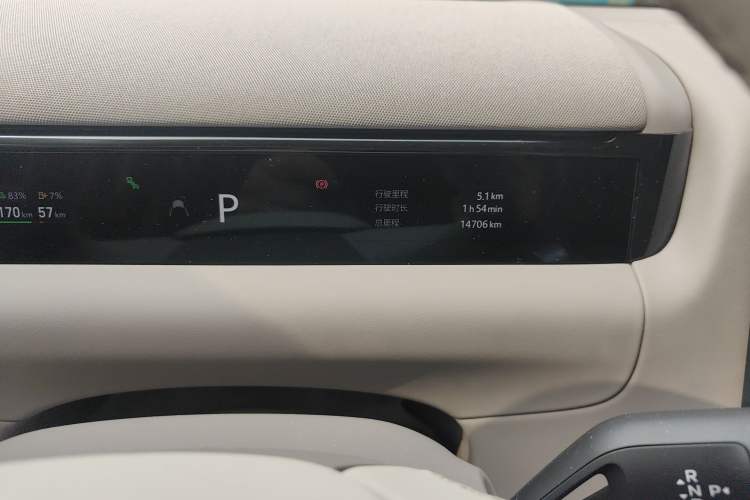 Used Geely Galaxy M9 2025 Model 210km Four-Wheel-Drive Leading Edition Odometer Close Up