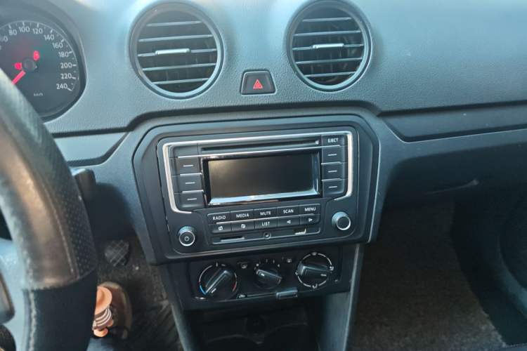 Used Volkswagen Jetta 2013 1.6L Manual Fashion Edition Audio And AC Panel