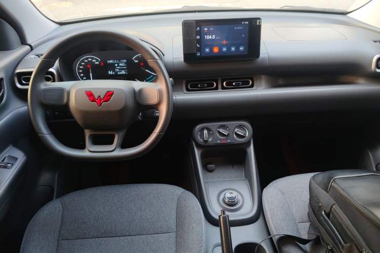 Used Wuling Hongguang New Energy 2024 All-Electric Model 300KM Standard Version Center Console