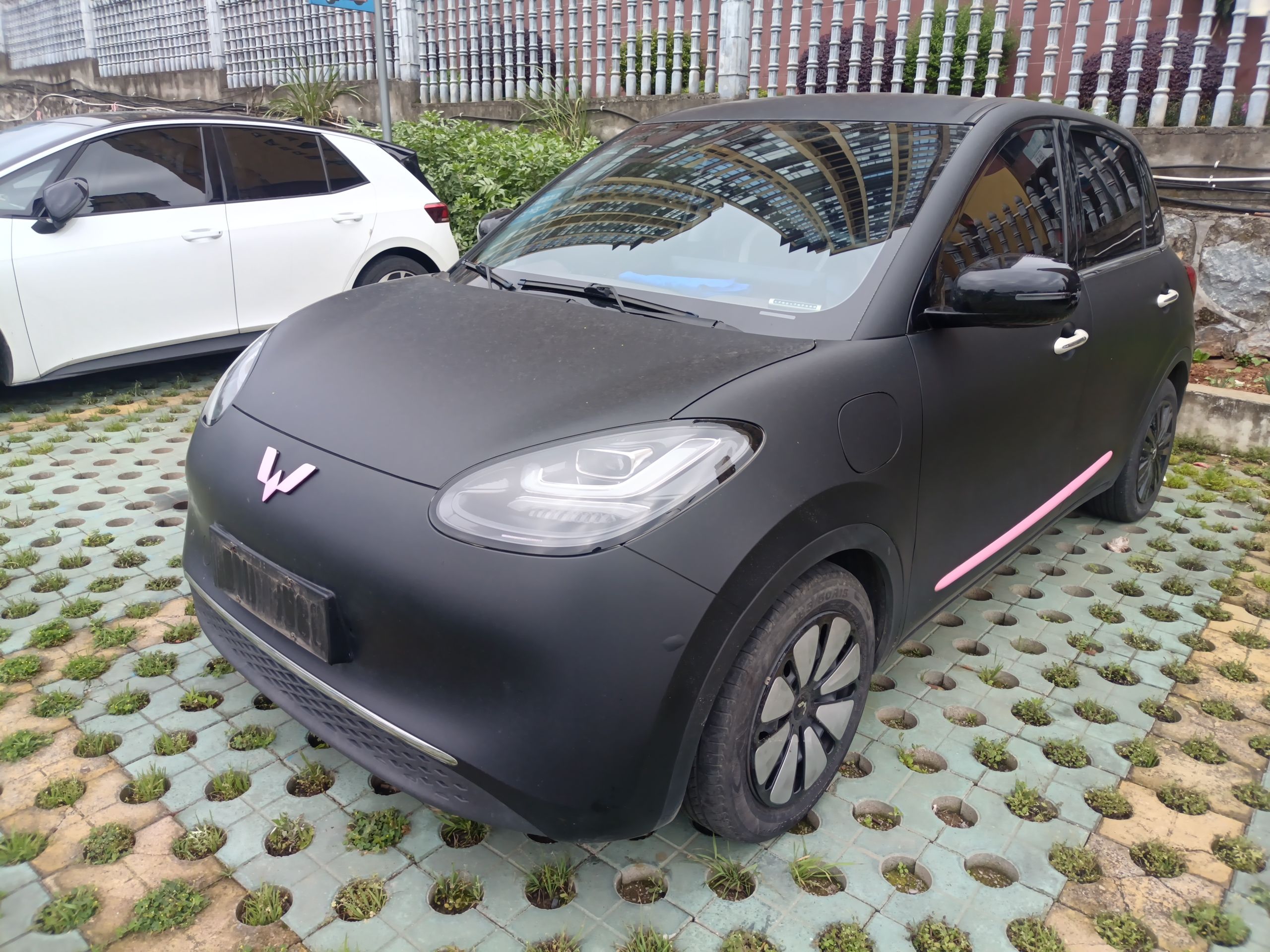 Под передней частью автомобиля