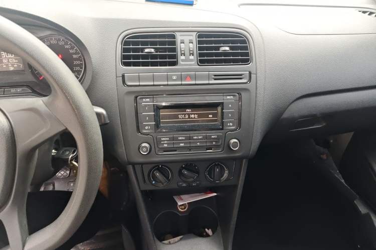 Used Volkswagen Polo 2014 1.4L Manual Fashion Edition Audio And AC Panel