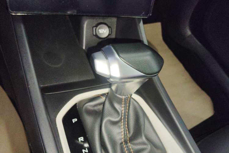 Used Dongfeng Aeolus Yixuan 2023 Mach Edition 1.5L Automatic Chasing Wind Version Gear Lever