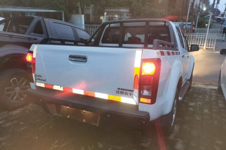 Used Isuzu D-MAX 2015 2.5T Two-Wheel Drive Manual High-Performance Base Version 4JK1