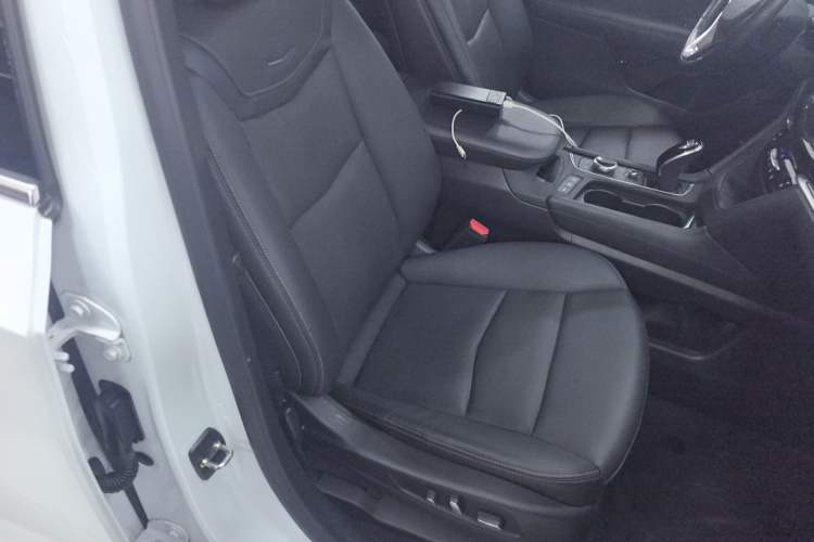 Used Cadillac XT6 2022 2.0T Six-Seater Four-Wheel Drive Luxury Version Right Front Seat