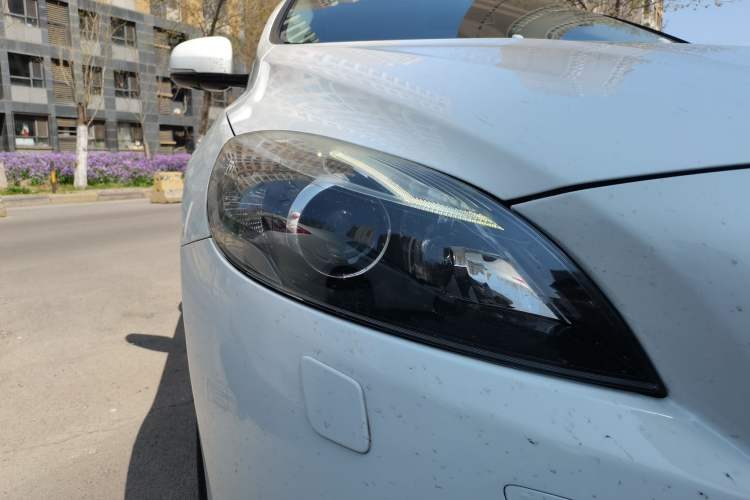 Used Volvo V40 2013 2.0T Zhiya Edition Right Front Headlight