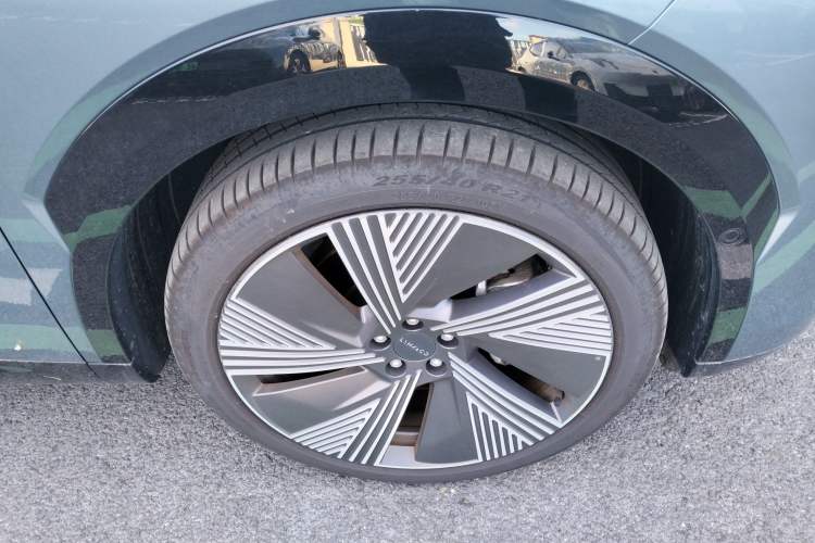 Used Lynk & Co 08 EM-P 2025 220 km All-Wheel-Drive Performance Halo