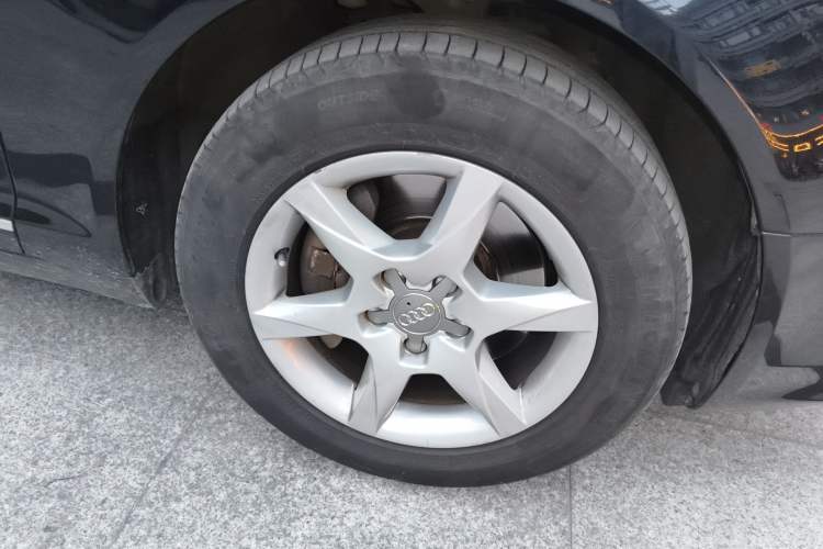 Used Audi A6L 2011 2.0 TFSI automatic Comfort trim Right Front Wheel Hub