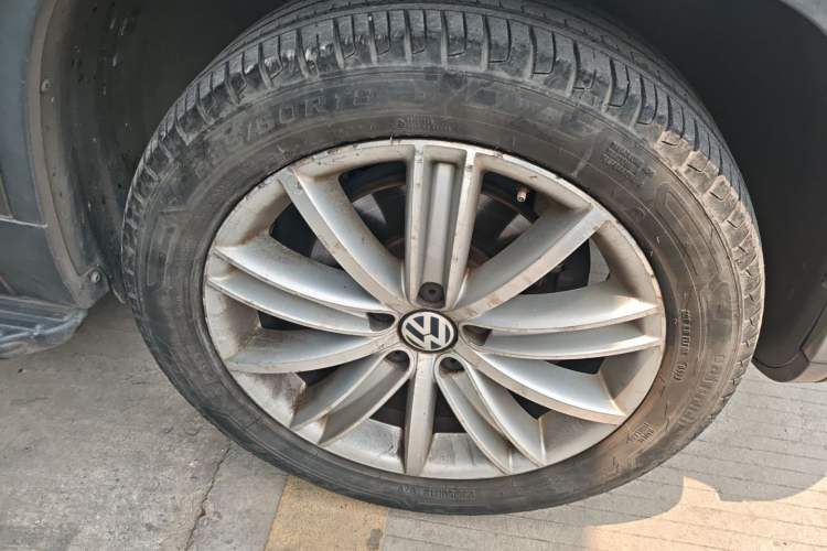 Used Volkswagen Tiguan 2009 2.0 TSI Luxury Edition Right Front Wheel Hub