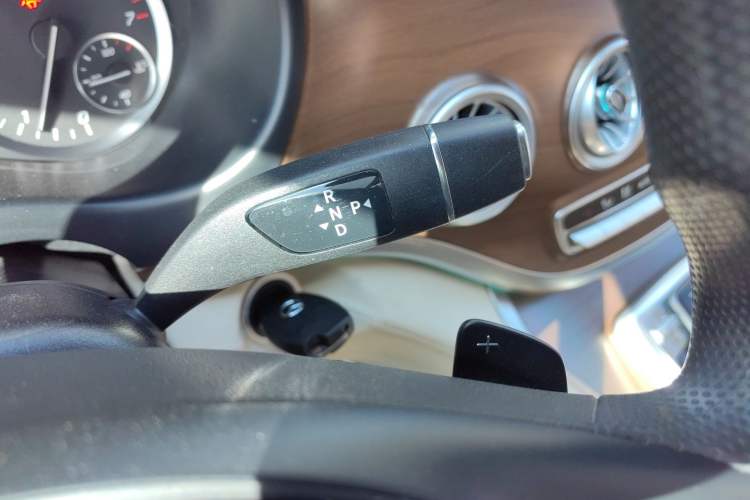 Used Mercedes-Benz Vito 2023 2.0T Elite Version 7 Seats Gear Lever