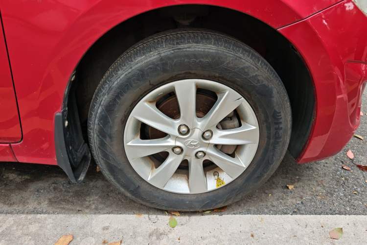 Used Hyundai Verna (older generation) 2010 Sedan 1.4L Automatic Comfort Model GS Right Front Wheel Hub