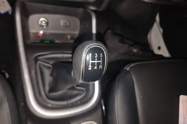 Used Jinbei Gold Hiace M Classic 2023 1.5L Travel Lion Passenger Vehicle 5/6/7 Seats
