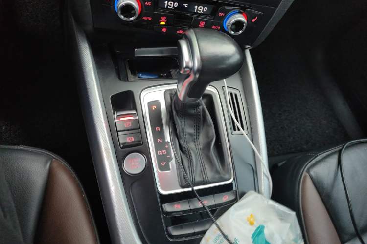 Used Audi Q5 2017 40 TFSI Technology Edition Gear Lever