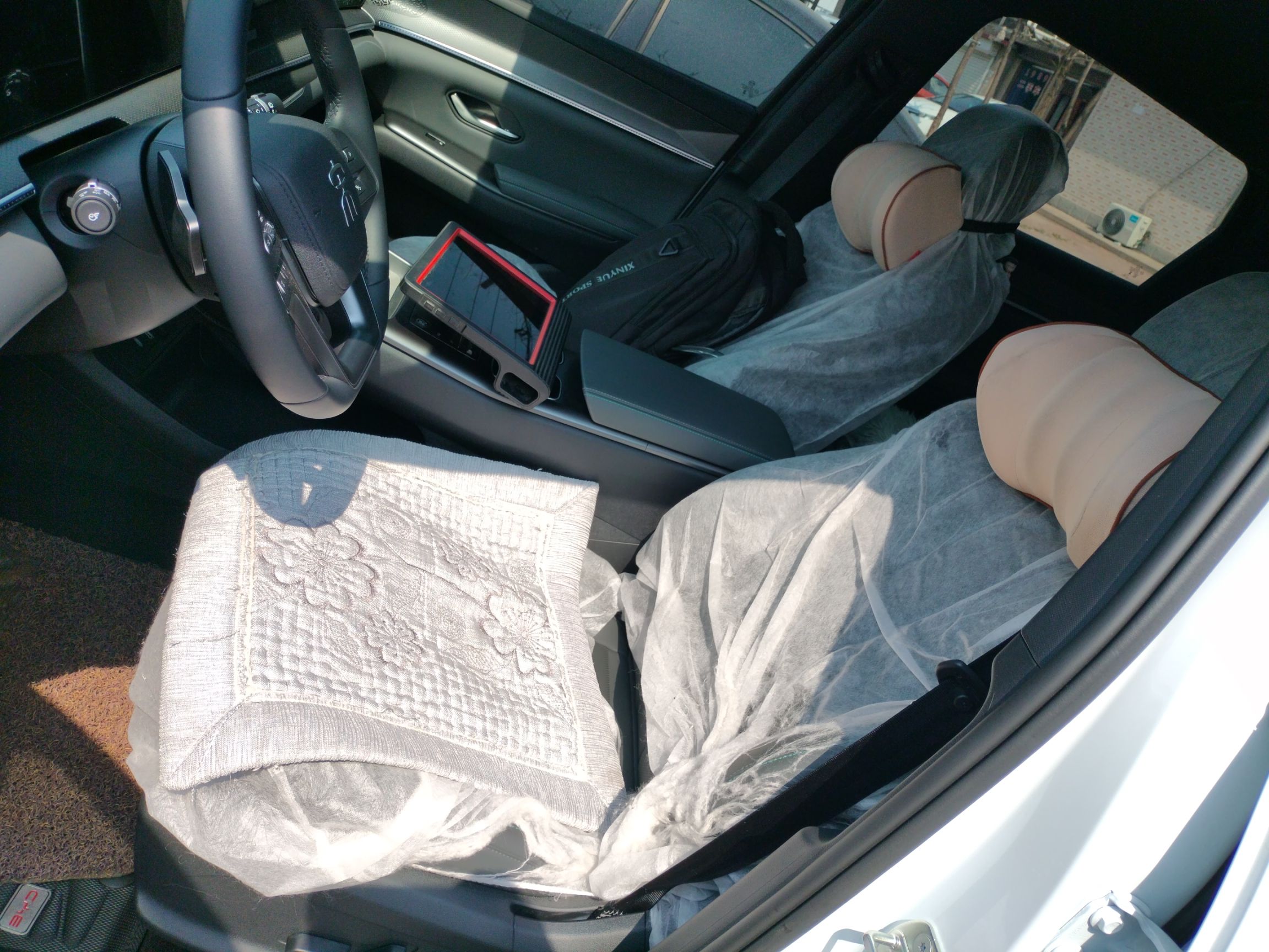 المقاعد الأمامية داخل السيارة