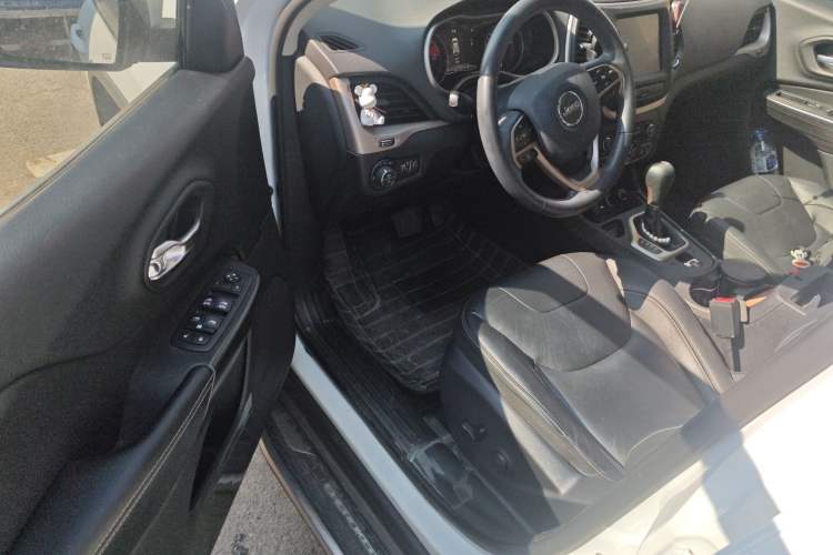 Used Jeep Cherokee 2017 2.0L Superior Edition Driver Seat