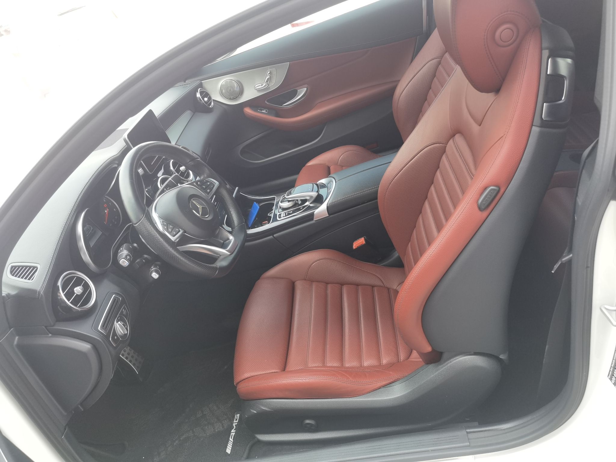 Переднее сиденье в автомобиле