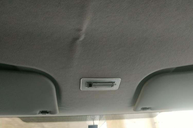 Used JMC Fushun 2023 2.0T Automatic Mid-Drive High-Roof Commercial Van Transport Vehicle with 2/3 Seats
