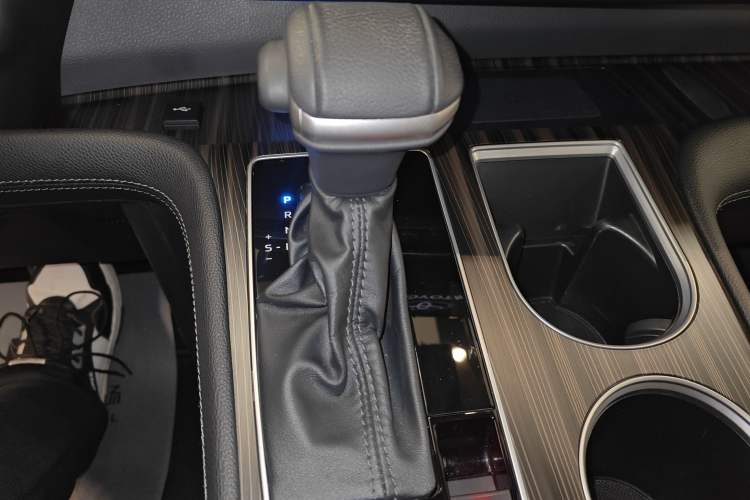 Used Toyota SIENNA 2021 2.5L Hybrid Platinum Edition Gear Lever