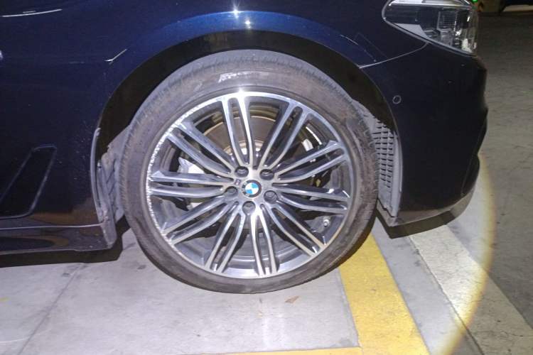 Used BMW 5 Series 2018 Restyled 530Li Luxury Edition M Sport Package Right Front Wheel Hub