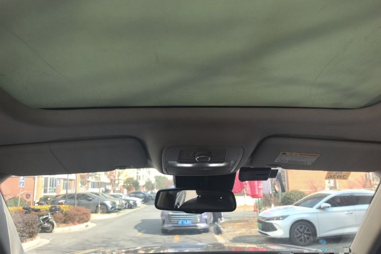 Used Roewe RX8 2018 30T Smart Connectivity Two-Wheel Drive Flagship Edition
