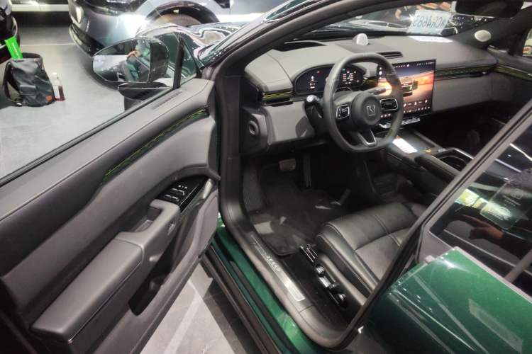 Used Zeekr 7X 2025 100 kWh Long-Range Rear-Wheel Drive with Intelligent Driving Features