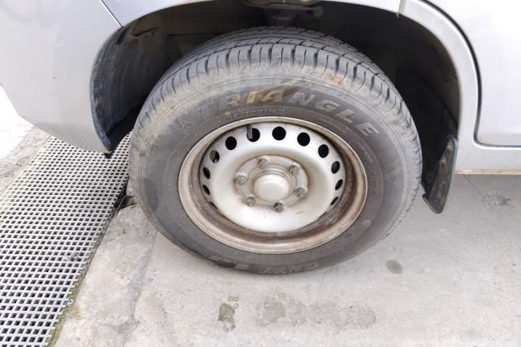 Used Wuling Rongguang New Truck 2023 1.5L Single-Row Base Version LAR Left Front Wheel Hub