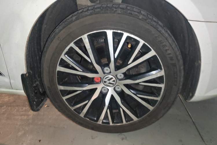 Used Volkswagen FAW-Volkswagen CC 2013 1.8TSI Luxury Model Right Front Wheel Hub