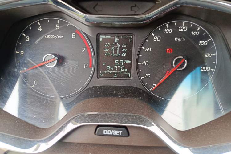 Used Baojun 310W 2017 1.5L Manual Fashion Model China V Odometer Close Up