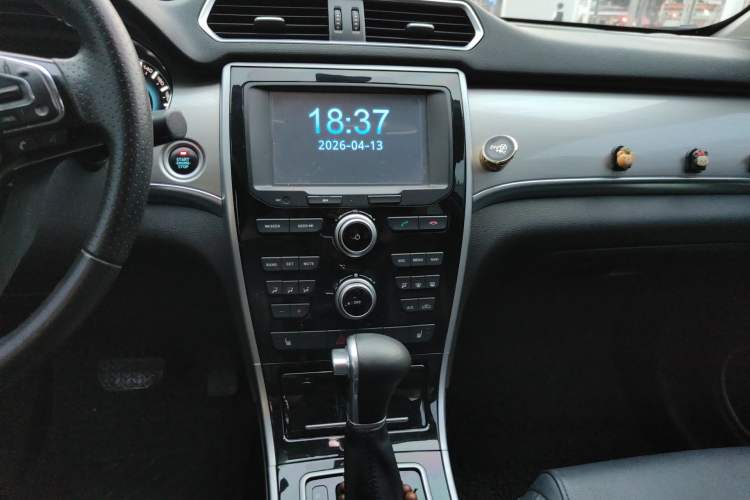 Used Haval H2 2017 Red-Label 1.5T Automatic Two-Wheel Drive Elite Model Audio And AC Panel