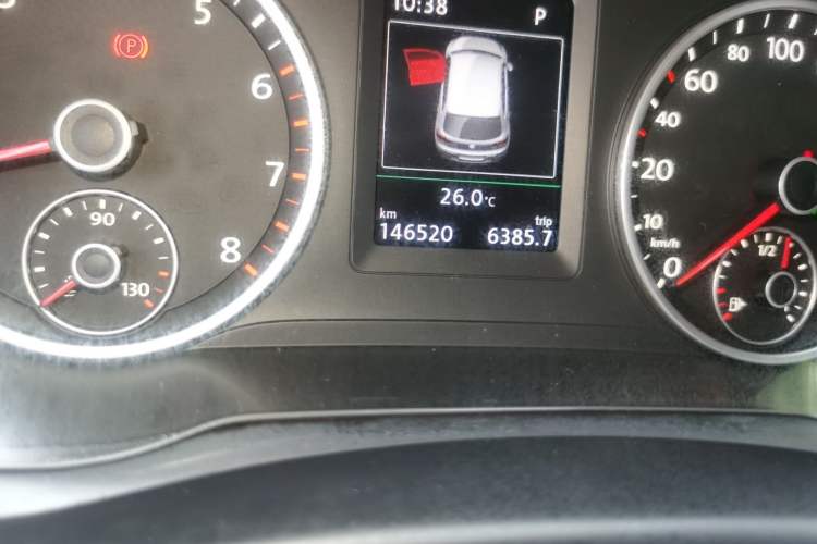 Used Volkswagen Tiguan 2015 1.8TSI Automatic Two-Wheel Drive Luxury Model Odometer Close Up