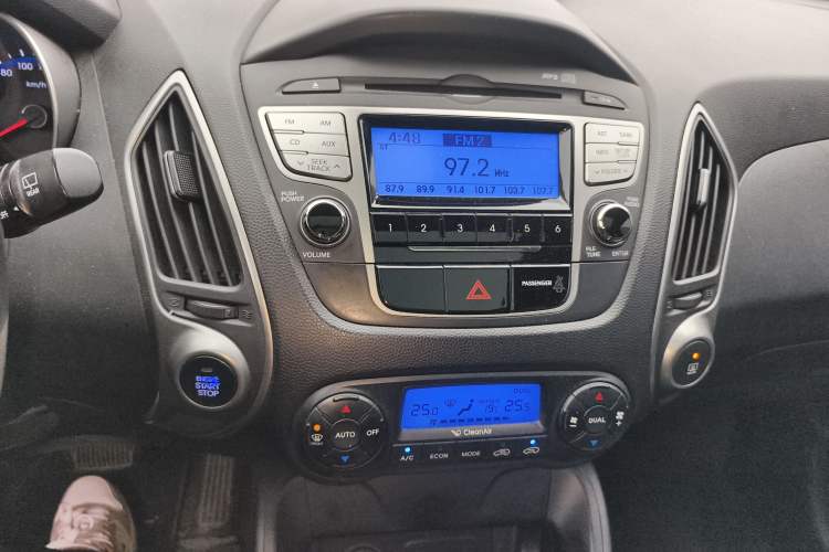 Used Hyundai ix35 2010 2.0L Automatic Two-Wheel Drive Elite Edition GLS Audio And AC Panel